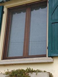 Finestre e portafinestra in legno color noce – com