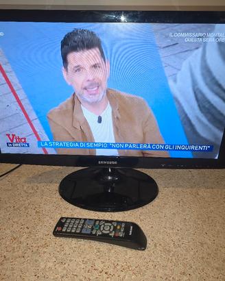 tv LCD full HD Samsung da 24 pollici. digitale 