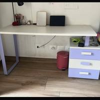 Scrivania con tre cassetti