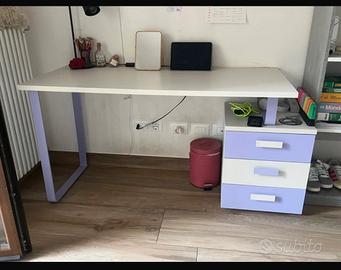 Scrivania con tre cassetti