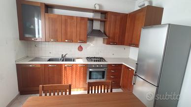Cucina angolare completa in legno + tavolo e sedie