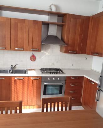 Cucina angolare completa in legno + tavolo e sedie