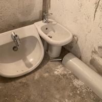 Sanitari e specchio bagno