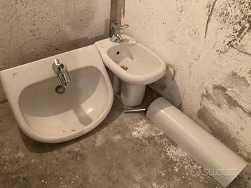 Sanitari e specchio bagno