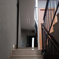 armadio bianco con ante a specchio 