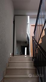 armadio bianco con ante a specchio 