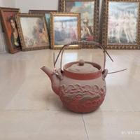 Antica teiera e altri oggetti