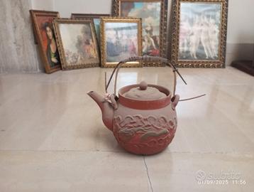 Antica teiera e altri oggetti