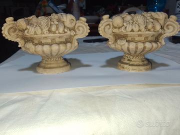 Coppia di vasetti decorativi in stile neoclassico
