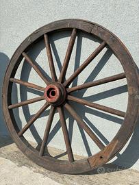 Ruota di carro antica