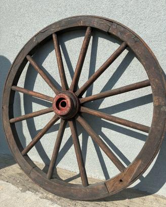 Ruota di carro antica