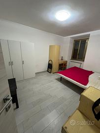 Posto letto in una camera spaziosa e luminosa