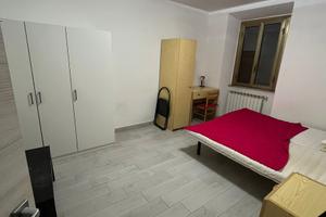 Posto letto in una camera spaziosa e luminosa