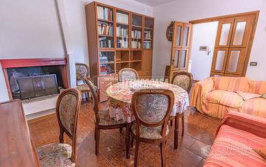 Elegante villa unifamiliare su tre livelli in Via
