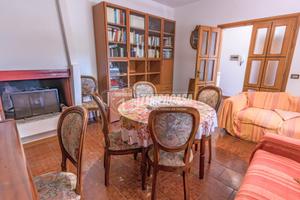 Elegante villa unifamiliare su tre livelli in Via