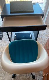 Scrivania con Sedia e cuscino ed accessori per pc