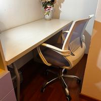 Scrivania e sedia girevole di Mondo Convenienza