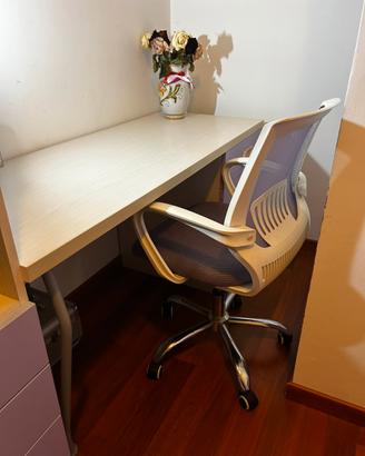 Scrivania e sedia girevole di Mondo Convenienza