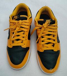 Nike Dunk Low con colorway prevalentemente arancio