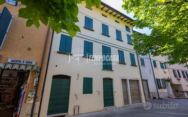 Casa indipendente con 3 appartamenti e negozio - I