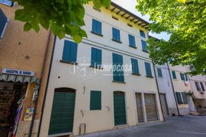 Casa indipendente con 3 appartamenti e negozio - I