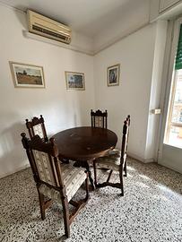 Tavolo in legno con sedie