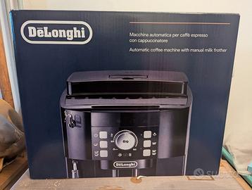 Macchina DeLonghi con chicchi di caffè macinati