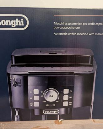 Macchina DeLonghi con chicchi di caffè macinati