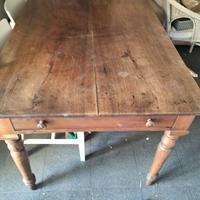 Ampio tavolo d'epoca. Doppio cassetto. Novara