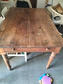 Ampio tavolo d'epoca. Doppio cassetto. Novara