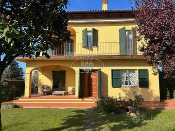 Villa di 390 m² con più di 5 locali e box auto a C