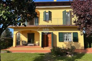 Villa di 390 m² con più di 5 locali e box auto a C