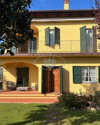 Villa di 390 m² con più di 5 locali e box auto a C
