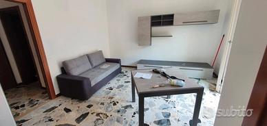 Parete attrezzata con tavolo e divano color cement