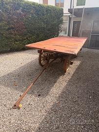 Antico carro in legno e ferro