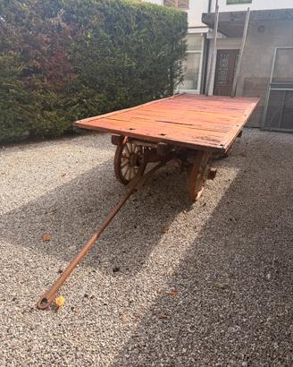 Antico carro in legno e ferro