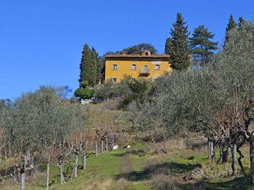 Rustico / Casale di 390 m² con più di 5 locali e b