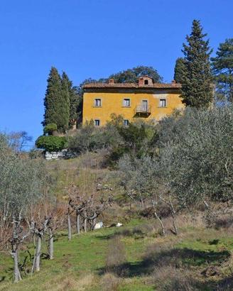 Rustico / Casale di 390 m² con più di 5 locali e b