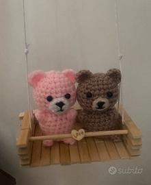 Orsetti amigurumi su altalena