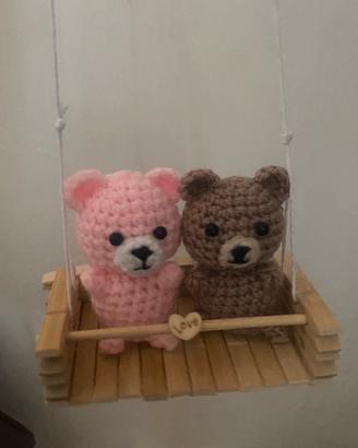 Orsetti amigurumi su altalena