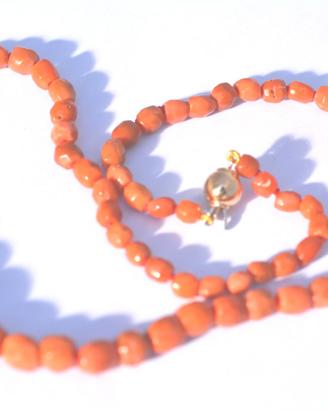 Collana in corallo con perle lavorate a mano