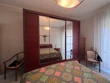 Armadio con ante scorrevoli a specchio