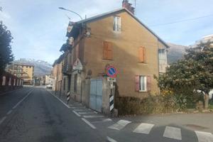 Bilocale da ristruttura con tre posti.