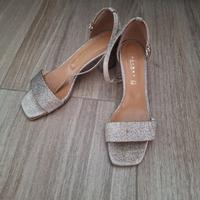 scarpe dorate con tacco basso 