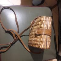 Borsa fatta amano di strisce di canne