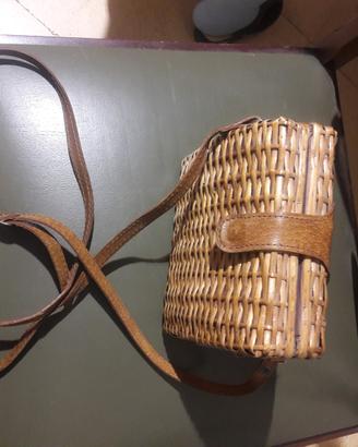 Borsa fatta amano di strisce di canne