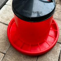 Dispenser cibo automatico per galline