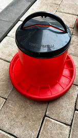 Dispenser cibo automatico per galline
