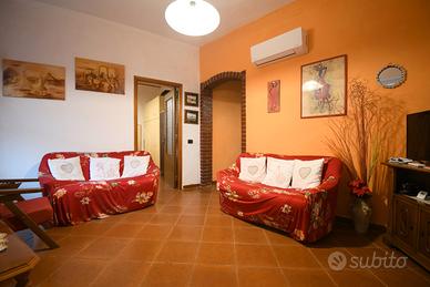 Indipendente con cortile e terrazza sovrastante