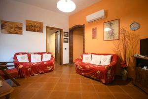 Indipendente con cortile e terrazza sovrastante